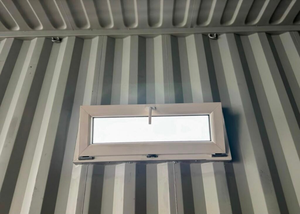 Fenêtre basculante pour conteneur maritime 1000 x 400 mm