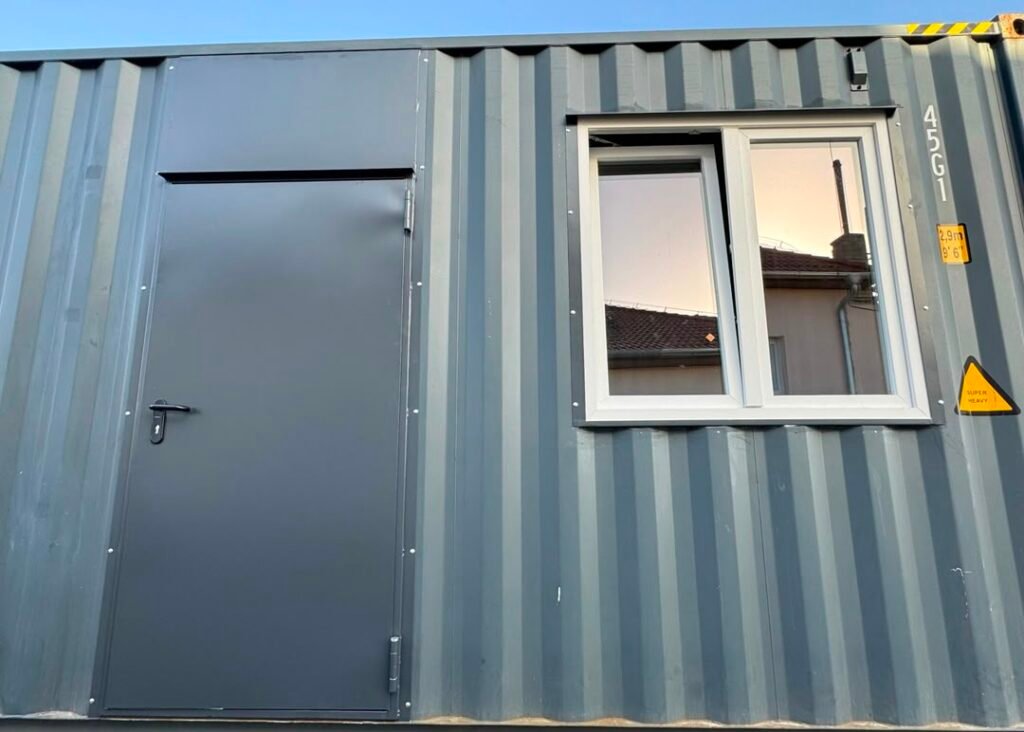 Porte d’entrée Hörmann pour conteneur HC en RAL 7016